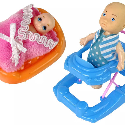 Nėščia lėlė taškuota balta suknele su mamos rinkiniu