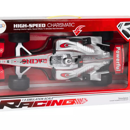 Lenktyninis sidabrinis sportinis automobilis