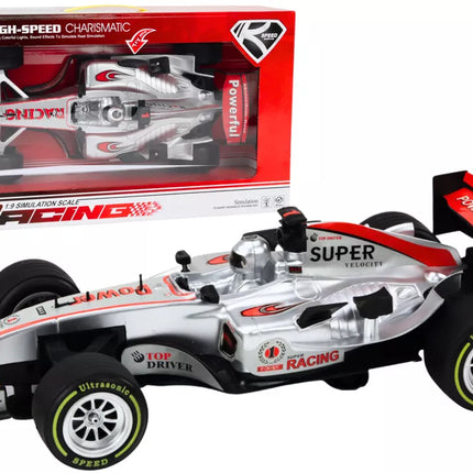 Lenktyninis sidabrinis sportinis automobilis