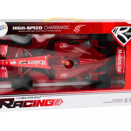 Lenktyninis raudonas sportinis automobilis