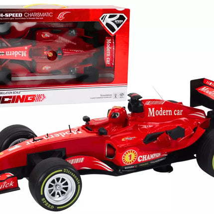 Lenktyninis raudonas sportinis automobilis