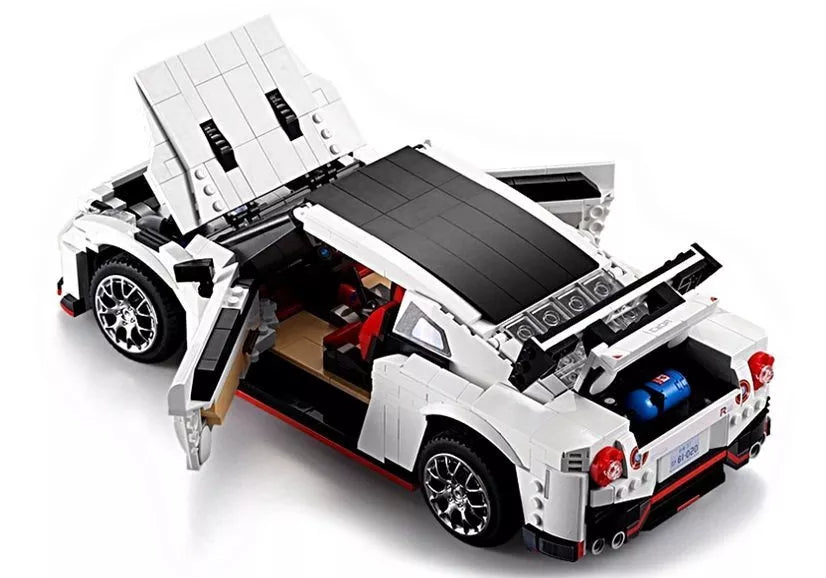 Konstrukcinis baltas sportinis automobilis