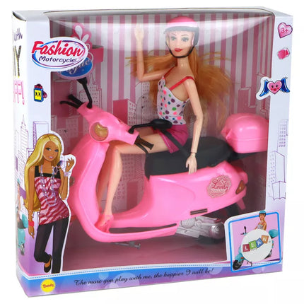 Lėlė su motorolerio komplektu.