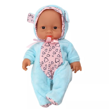 Maža lėlė kūdikis su mėlynais rūbais