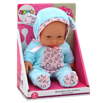 Maža lėlė kūdikis su mėlynais rūbais