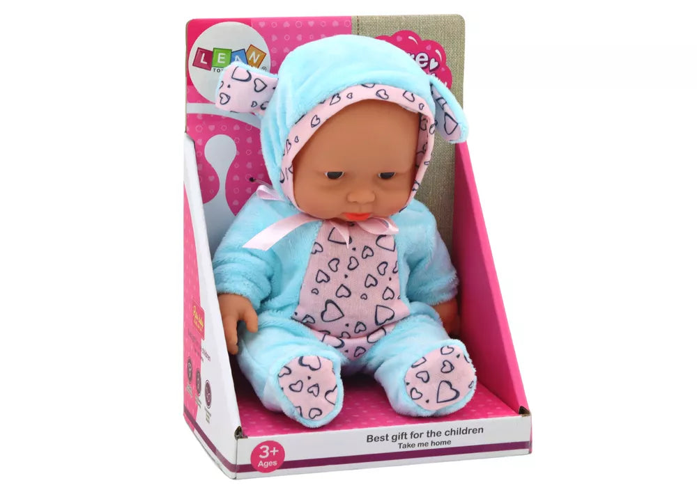 Maža lėlė kūdikis su mėlynais rūbais