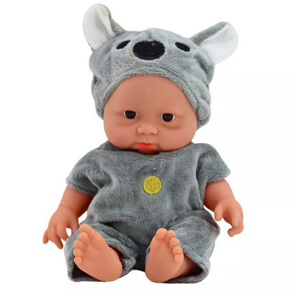 Maža lėlė kūdikis su pilkias drabužiais ir koalos kepure