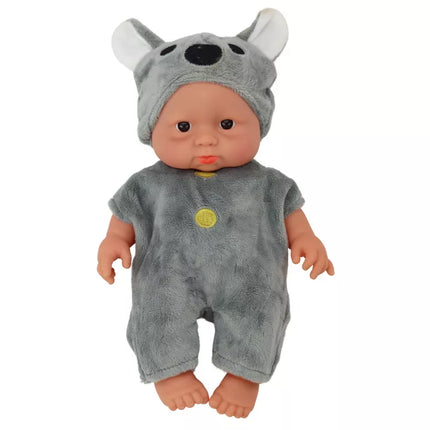 Maža lėlė kūdikis su pilkias drabužiais ir koalos kepure