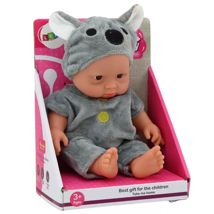 Maža lėlė kūdikis su pilkias drabužiais ir koalos kepure
