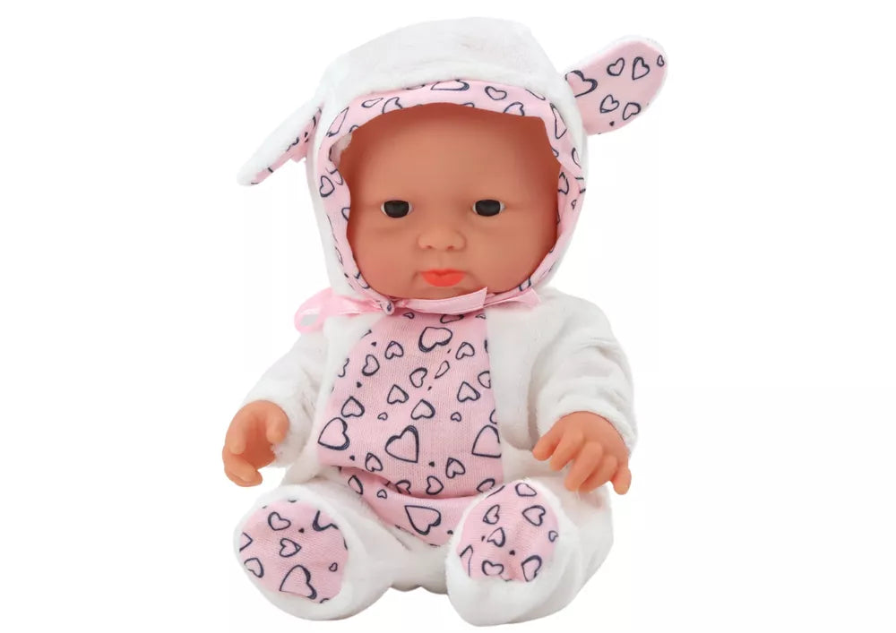 Mažas kūdikio lėlė su baltais drabužiais