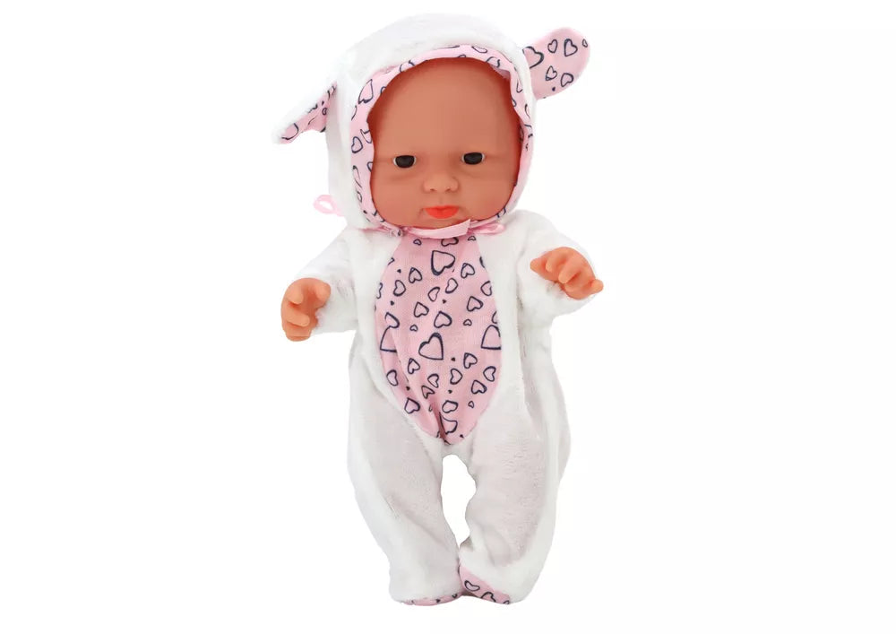 Mažas kūdikio lėlė su baltais drabužiais