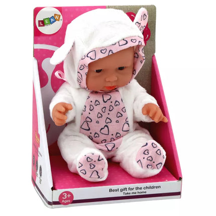 Mažas kūdikio lėlė su baltais drabužiais