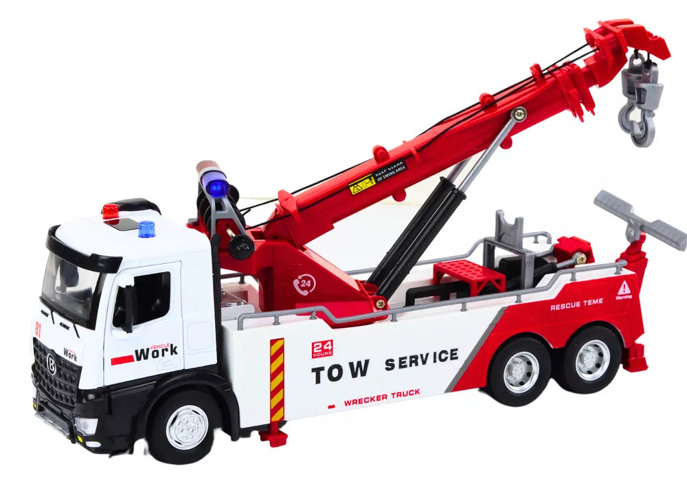 Baltas sunkvežimis su kranu