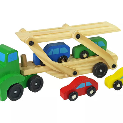 Medinis žalias sunkvežimis transporteris su automobiliais