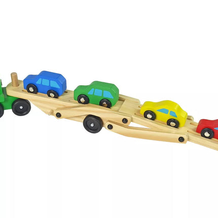 Medinis žalias sunkvežimis transporteris su automobiliais