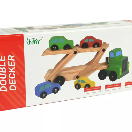 Medinis žalias sunkvežimis transporteris su automobiliais