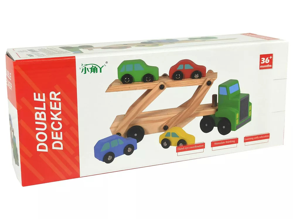 Medinis žalias sunkvežimis transporteris su automobiliais