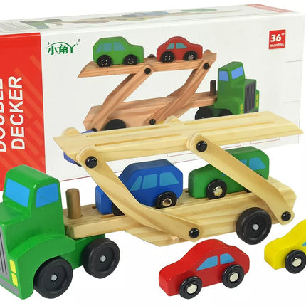 Medinis žalias sunkvežimis transporteris su automobiliais