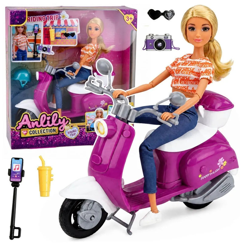 Anlily keliautoja – 30 cm lėlė su motoroleriu