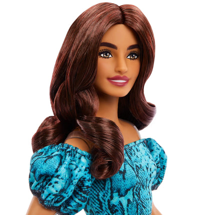BARBIE FASHIONISTAS lėlė madistė žaliu kostiumėliu (JJN63)