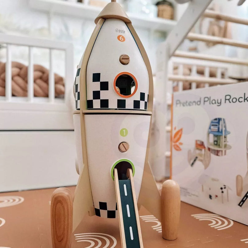 CLASSIC WORLD medinis raketos formos vaikų namelis + figūrėlės ir aksesuarai
