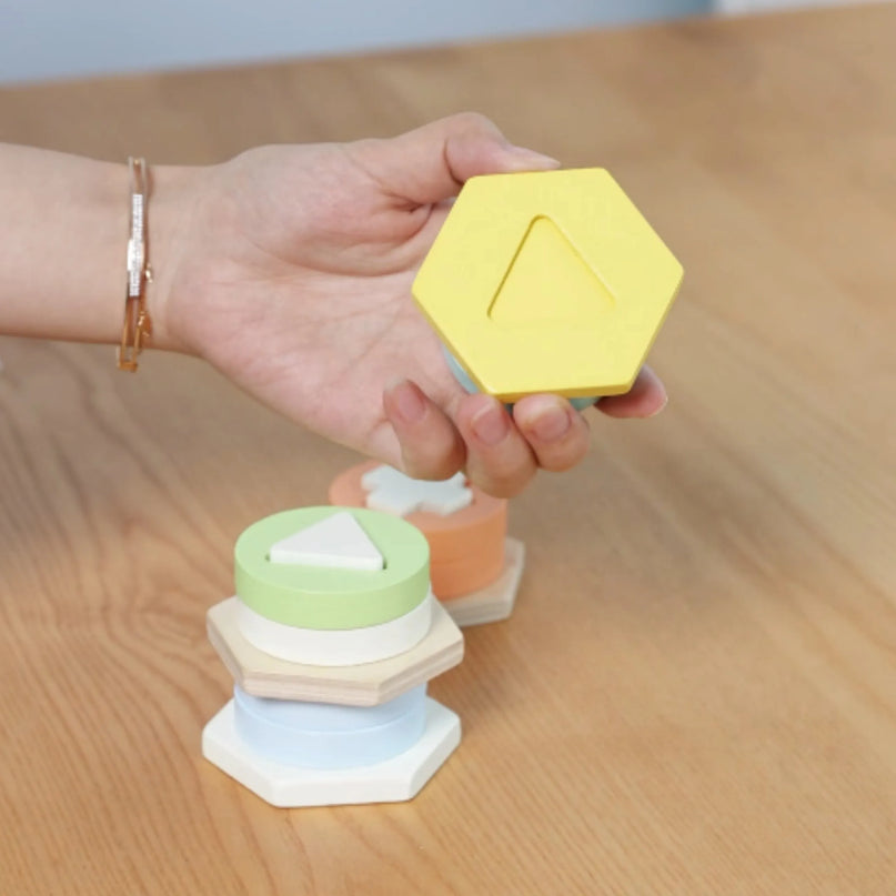 Classic World Montessori formų rūšiuoklis – geometrinių figūrų piramidė