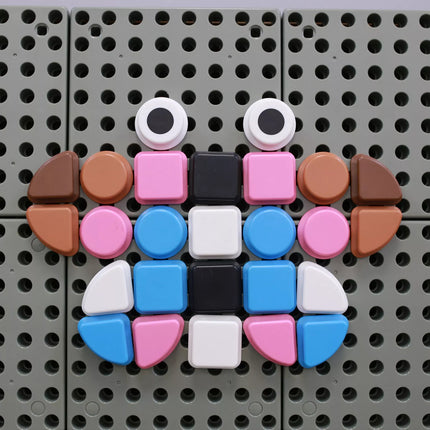 MASTERKIDZ 64 geometrinių formų kaiščių rinkinys STEM lentoms