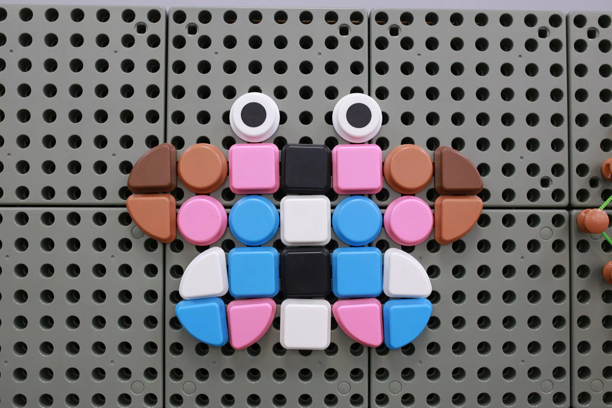 MASTERKIDZ 64 geometrinių formų kaiščių rinkinys STEM lentoms