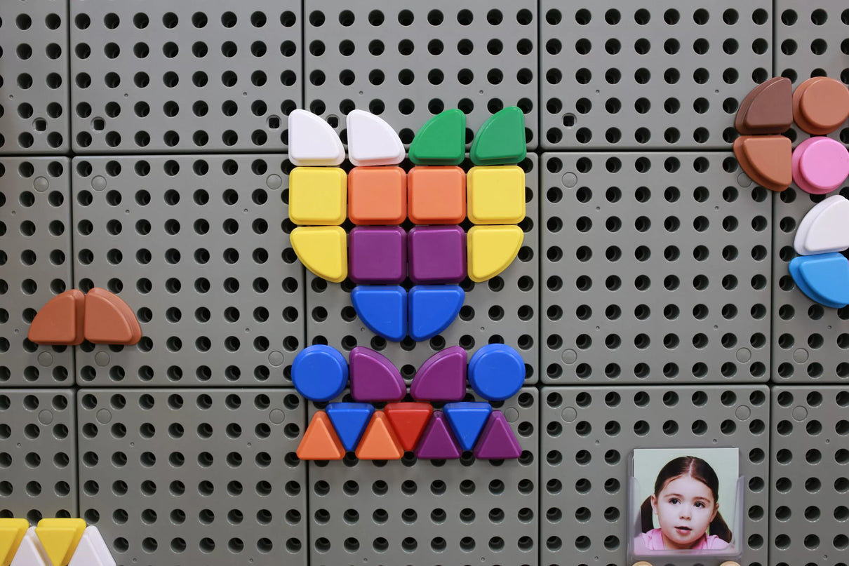 MASTERKIDZ 64 geometrinių formų kaiščių rinkinys STEM lentoms