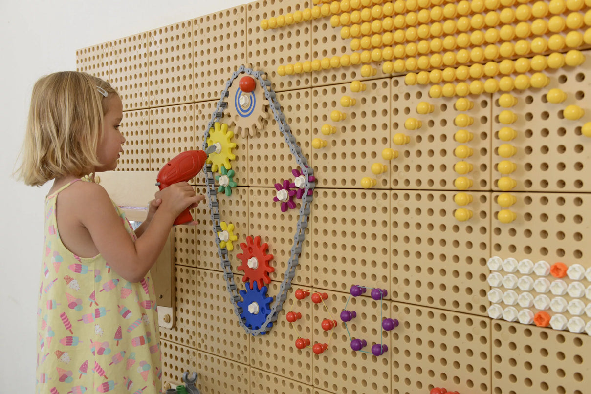 MASTERKIDZ Krumpliaračių ir grandinės sieninė lenta 79 vnt. – kurkite savo mechanizmą