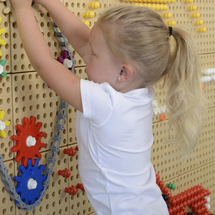 MASTERKIDZ Krumpliaračių ir grandinės sieninė lenta 79 vnt. – kurkite savo mechanizmą