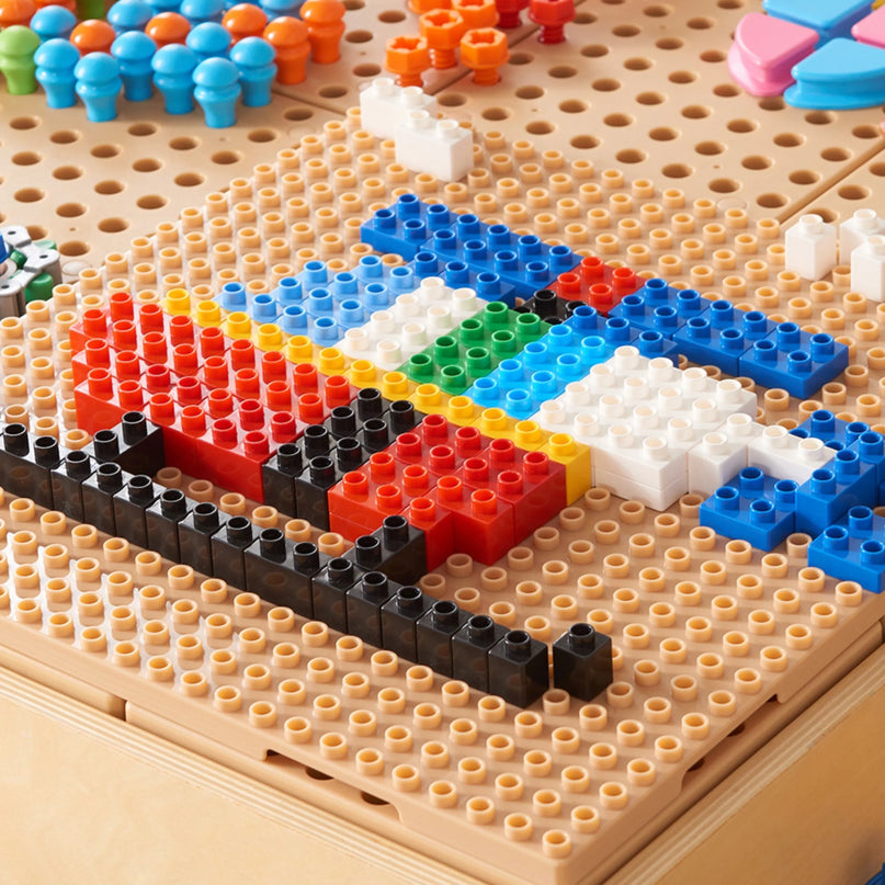 Masterkidz STEM kaladėlių rinkinys (135 vnt.) su 4 panelių užklotais.