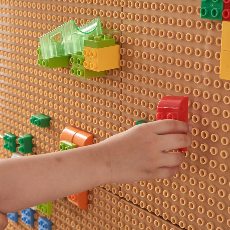Masterkidz STEM kaladėlių rinkinys (135 vnt.) su 4 panelių užklotais.