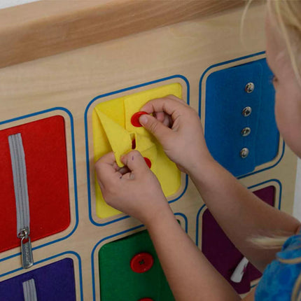 MASTERKIDZ Montessori sieninė lenta su atidarymo ir uždarymo užraktais, slankikliais ir sagomis