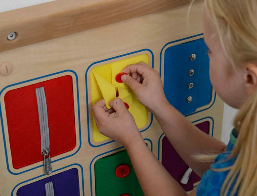 MASTERKIDZ Montessori sieninė lenta su atidarymo ir uždarymo užraktais, slankikliais ir sagomis