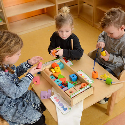 Masterkidz didelis medinis Montessori virvelių vėrimo žaislas
