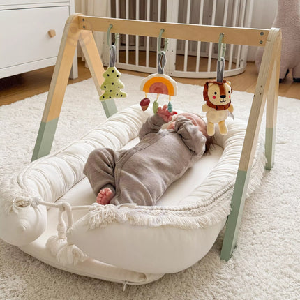 Tooky Toy medinis baby gym su 3 sensoriniais žaislais