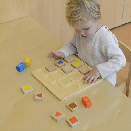 Edukacinis žaidimas formų ir spalvų rušiuotojas