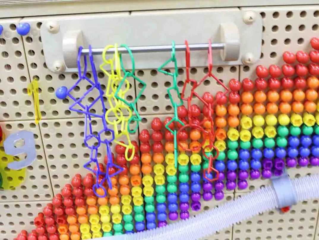 MASTERKIDZ STEM Manipulation Board – mobilus edukacinis manipuliacijų stendas su perforuota sienele
