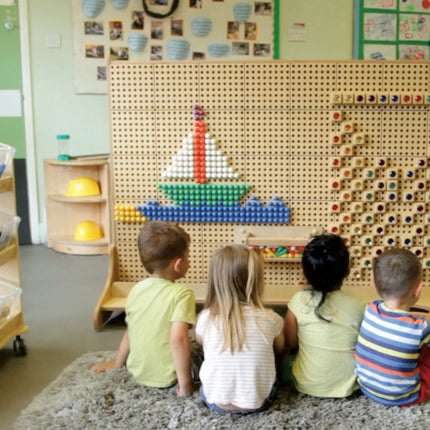 Masterkidz m dvipusė edukacinė veiklų siena su 400 priedų rinkiniu