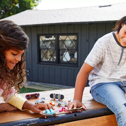 HOT WHEELS pirštų riedlentė su batais (HGT46)