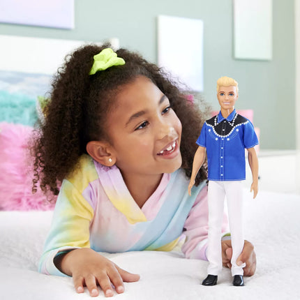 BARBIE Kenas madistas baltomis kelnėmis (HRH25)