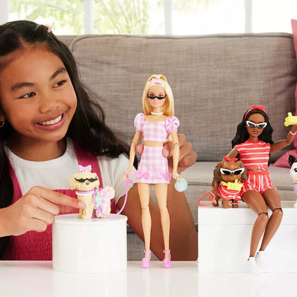 BARBIE TWINNING LOOKS tamsiaplaukės lėlės ir šunelio rinkinys (JFP38)