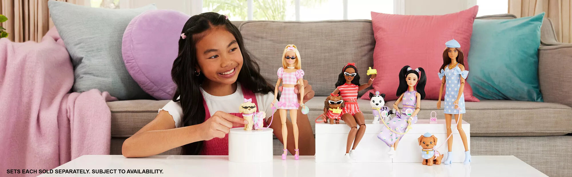 BARBIE TWINNING LOOKS tamsiaplaukės lėlės ir šunelio rinkinys (JFP38)