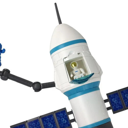 Kosminė raketa su paleidimo bokštu ir astronautais