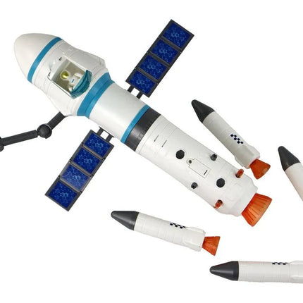Kosminė raketa su paleidimo bokštu ir astronautais
