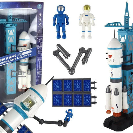 Kosminė raketa su paleidimo bokštu ir astronautais