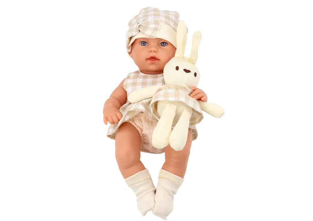 Lėlė su nešykle ir zuikučiu – smėlinė, languota apranga, 30 cm