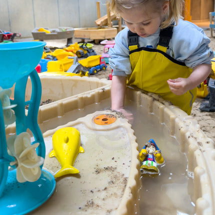 Little Tikes statybų tematikos smėlio ir vandens stalas su koparka, vandens kanalu ir skėčiu