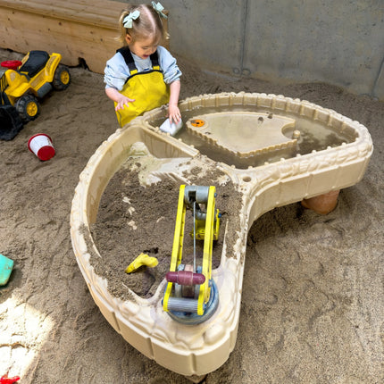 Little Tikes statybų tematikos smėlio ir vandens stalas su koparka, vandens kanalu ir skėčiu